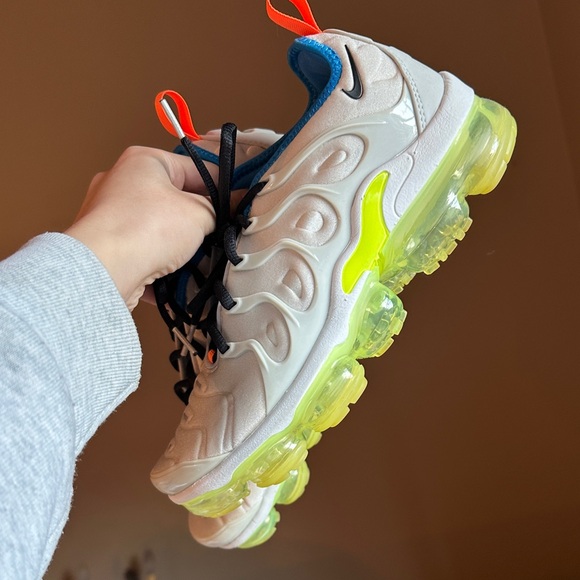 women neon vapormax